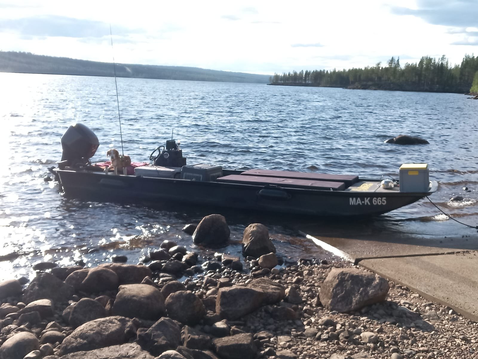 Båt vid sjö i norra Sverige