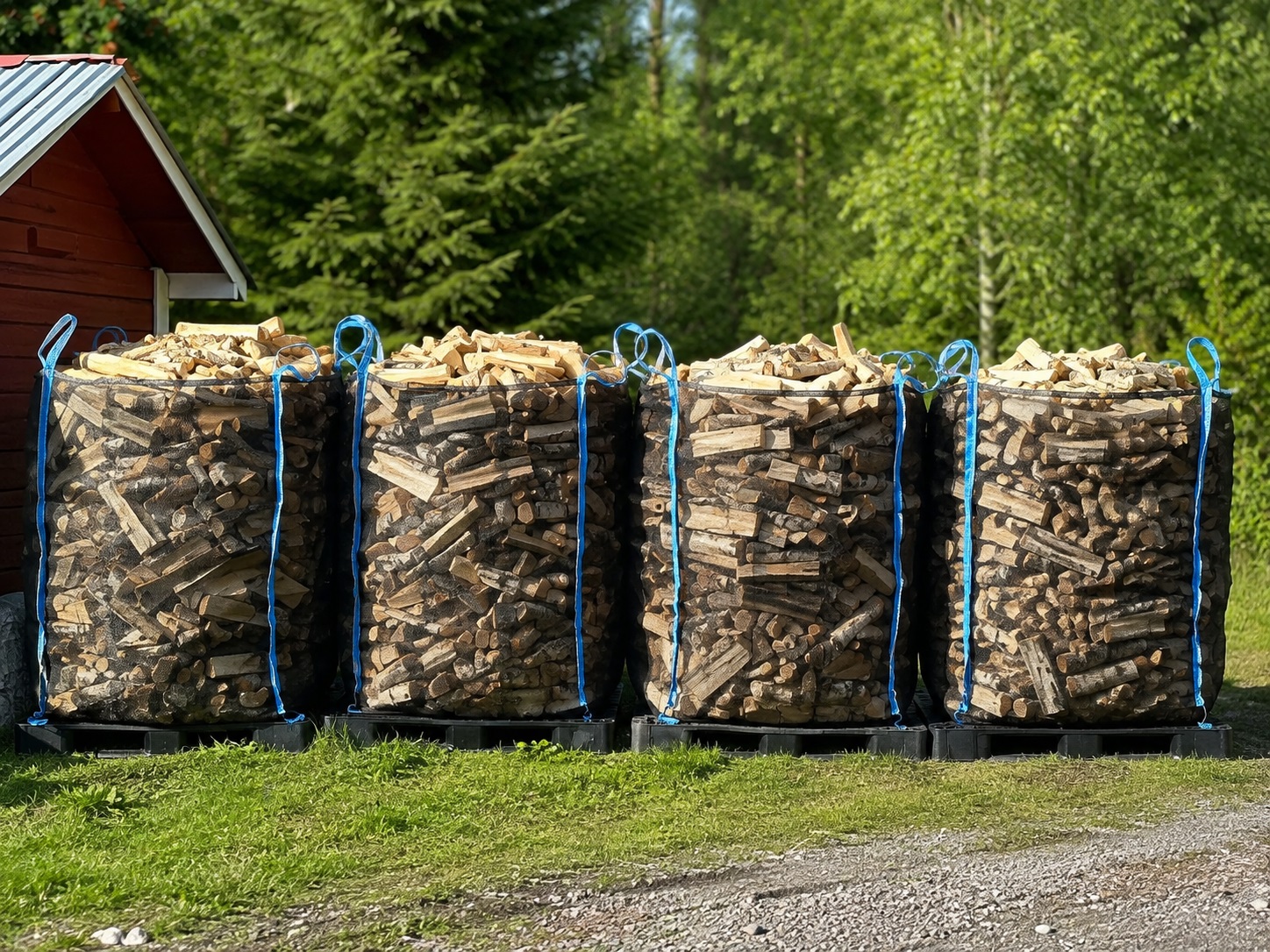 Kluven björkved i fyllda storsäckar