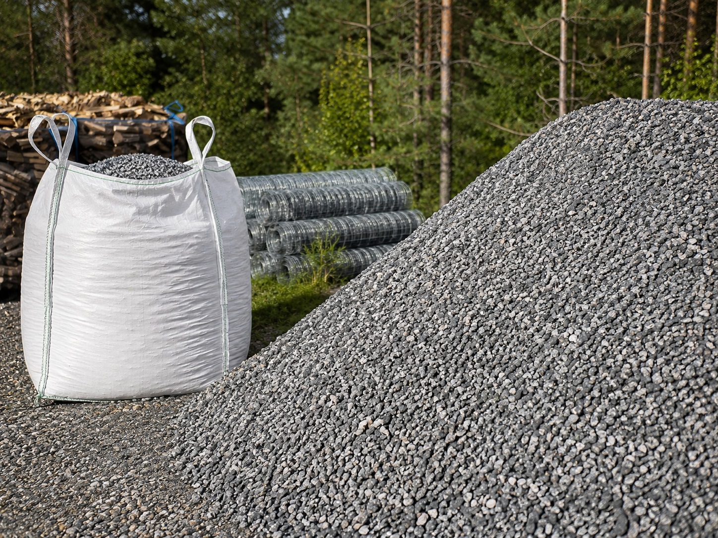 Krossmaterial i storsäck för fyllning och vägbyggnad